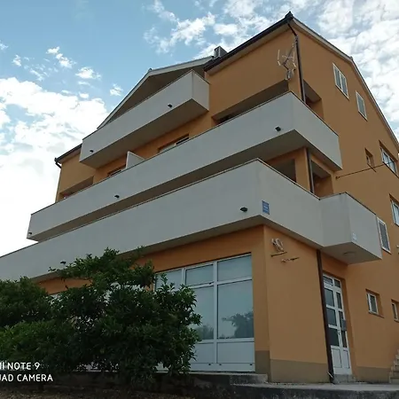 With Balcony טרוגיר